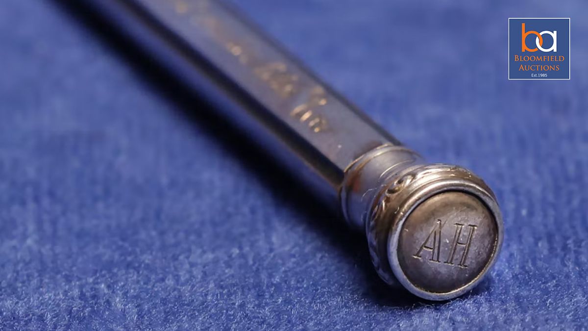 Tužka s iniciálami AH, kterou dala Hitlerovi Eva Braunová, míří do aukce
